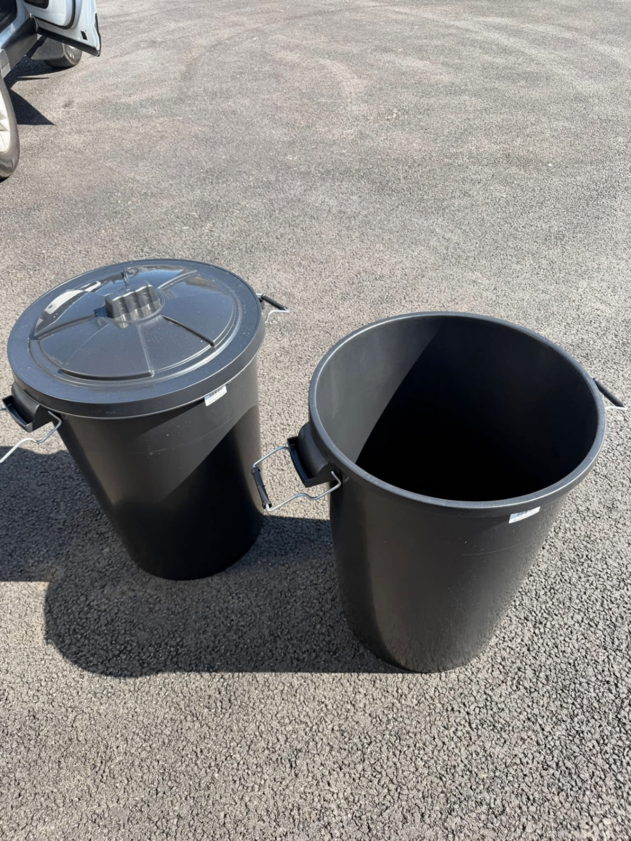 Black 110 litre animal feed storage bin with removable lid